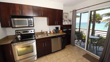 Microondas, horno, placa de cocina y lavavajillas