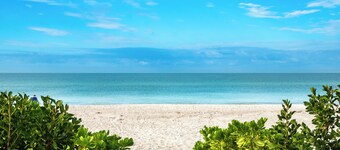 Beach front 2 bed-2 bath private balcony, modern with Gulf front views