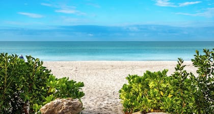 Beach front 2 bed-2 bath private balcony, modern with Gulf front views