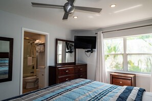 2 bedrooms, iron/ironing board, WiFi, bed sheets - Beach front 2 bed-2 bath private balcony, modern with Gulf front views (Longboat Key)
