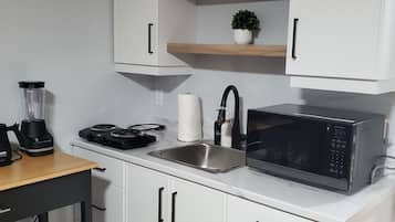 Réfrigérateur, micro-ondes, plaque de cuisson, cafetière/bouilloire