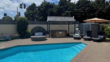 Una piscina al aire libre de temporada