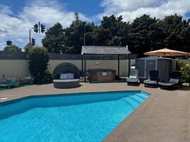 Una piscina al aire libre de temporada