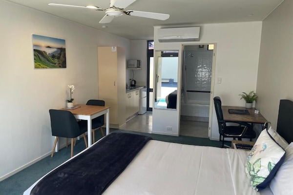 Studio Suite | Peralatan tempat tidur premium, langsir/tirai gelap terus, kalis bunyi