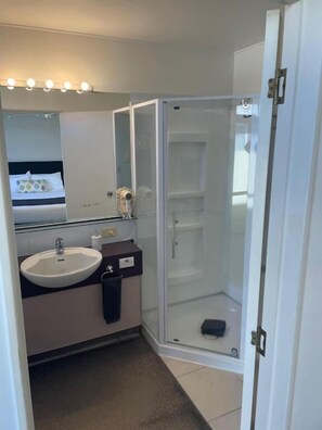 Apartment, 1 Bedroom | Bathroom | Free toiletries, hair dryer, towels, soap - Academy Motor Inn (Tauranga)