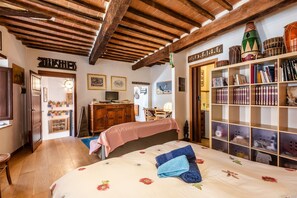 1 habitación, tabla de planchar con plancha, wifi gratis y ropa de cama 