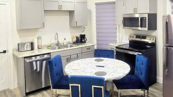 Refrigerador, microondas, horno, placa de cocina
