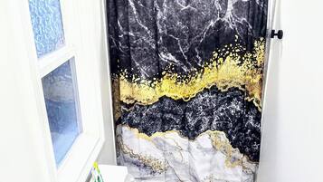Een haardroger, handdoeken, zeep, toiletpapier