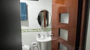 Secadora de cabello, toallas, jabón, shampoo