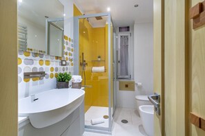 Douche, sèche-cheveux, bidet