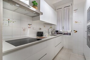 Jääkaappi, mikroaaltouuni, uuni, liesi