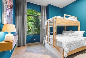 3 habitaciones, caja de seguridad en la habitación y escritorio 