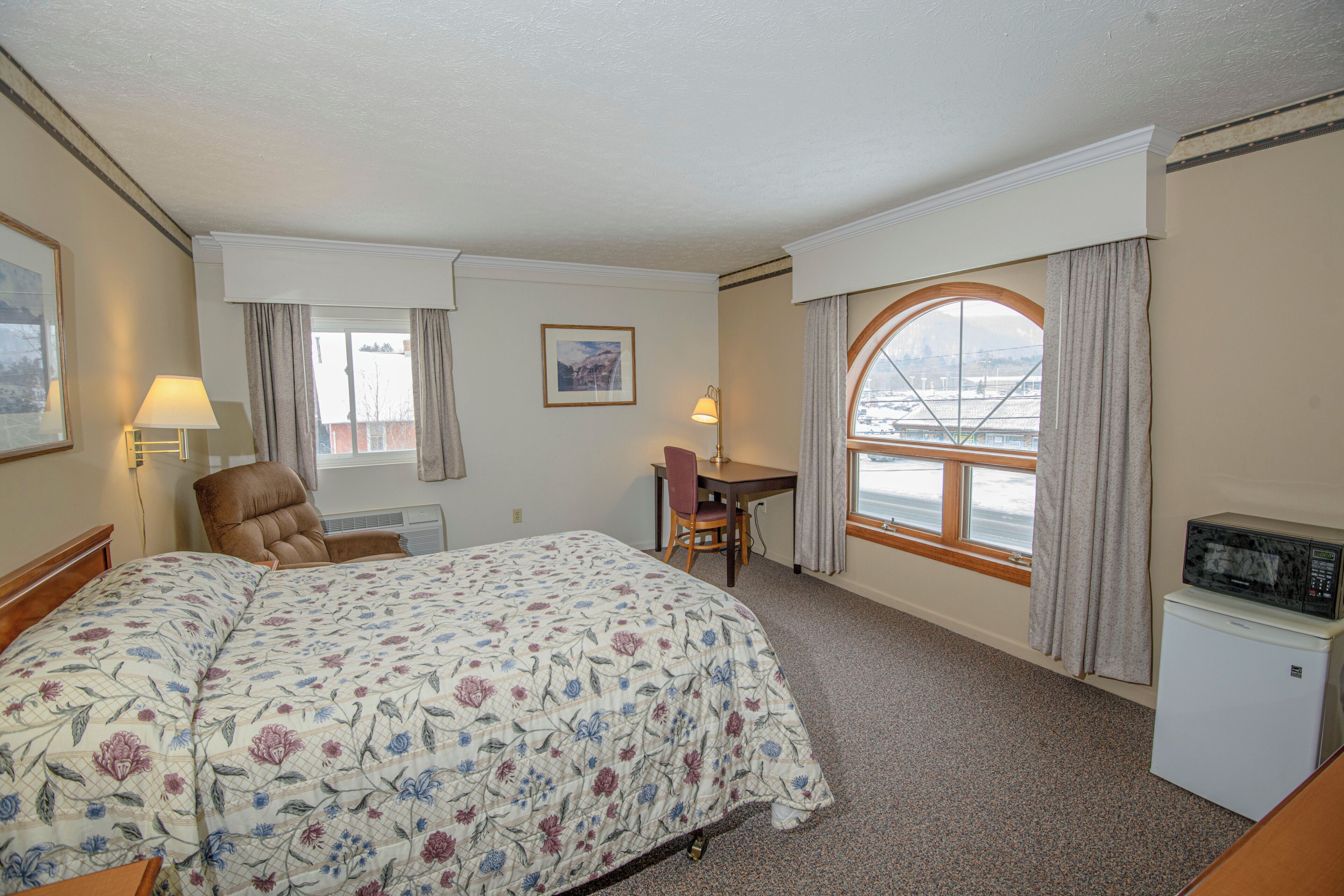 Yhden hengen deluxe-huone, tupakointi sallittu, vuoristonäköala | Työpöytä, silitysrauta/-lauta, ilmainen Wi-Fi