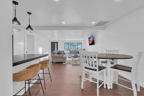 Interior - Spacious 4-bedroom Modern House with Gorgeous Mountain Views (Tucson)