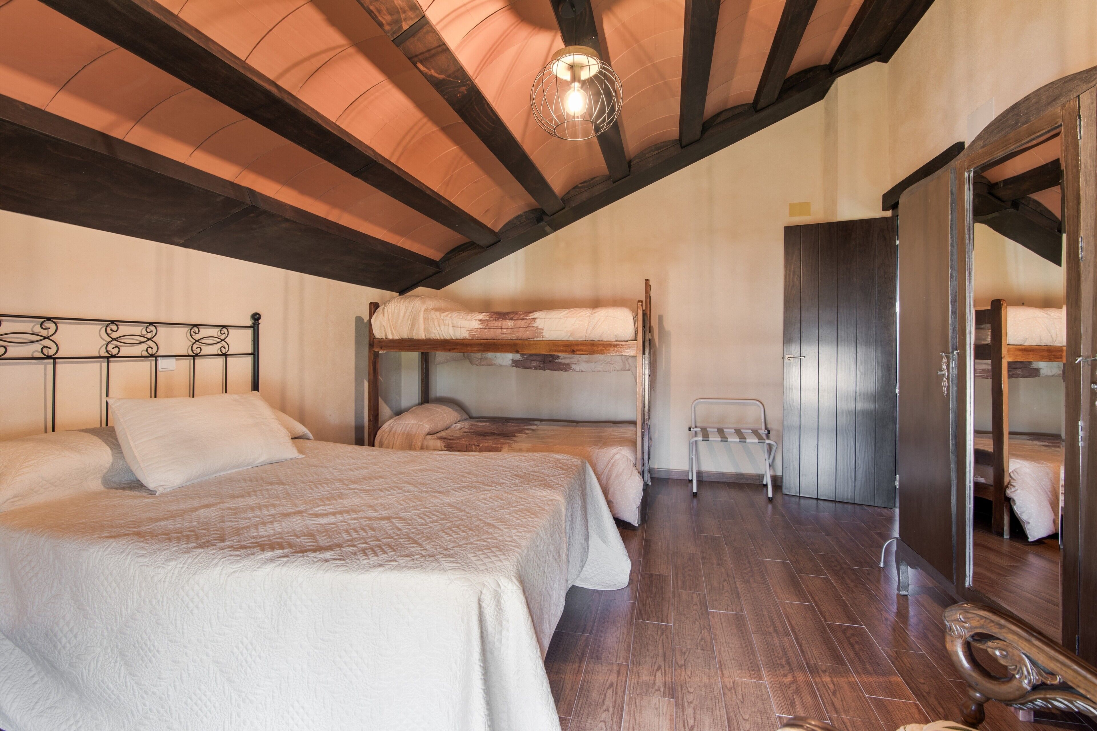 4 chambres, fer et planche à repasser, Wi-Fi gratuit, draps fournis