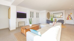 A modern living room with a sofa, a coffee table, a TV, and a fireplace. - Holiday Home 'Mimar Altea Remedi' with Sea View, Wi-Fi and Air Conditioning (Altea)