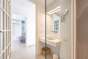 Suihku, hiustenkuivaaja, pyyhkeet