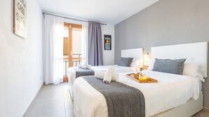 A modern hotel room with two beds, a breakfast tray, and a painting on the wall. - Holiday Home 'Mimar Altea Remedi' with Sea View, Wi-Fi and Air Conditioning (Altea)