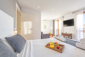 A hotel room with a bed, a TV, a desk, and a breakfast tray. - Holiday Home 'Mimar Altea Remedi' with Sea View, Wi-Fi and Air Conditioning (Altea)