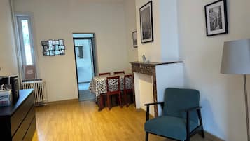 Apartment, 1 Bedroom, Smoking, City View | Living room