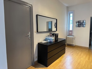 Apartment, 1 Bedroom, Smoking, City View | Interior