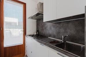 Réfrigérateur, micro-ondes, plaque de cuisson, cafetiÚre/bouilloire