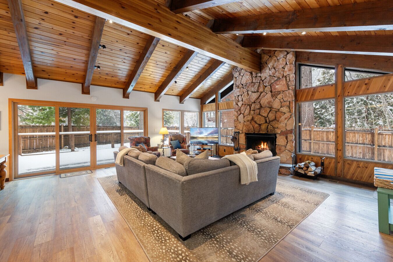 Smart-TV, Kamin, Tischtennisplatte