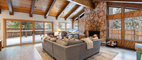 TV connectée, cheminée, table de tennis de table