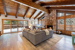 TV connectée, cheminée, table de tennis de table