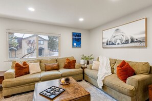 Smart TV, fireplace, books - Tahoe City Condo for 8 HotTub for HOA Close to Ski (Tahoe City)