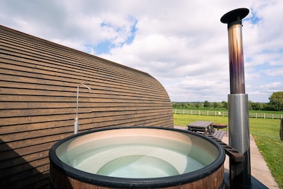 Rural Ensuite Wooden Cabin With Wood Fired Hot Tub