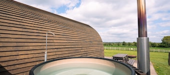 Rural Ensuite Wooden Cabin With Wood Fired Hot Tub