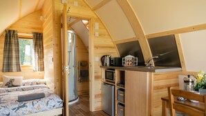 1 bedroom, travel cot, free WiFi - Rural Ensuite Wooden Cabin With Wood Fired Hot Tub (Tamworth)