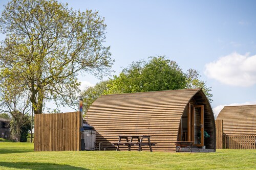 Rural Ensuite Wooden Cabin With Wood Fired Hot Tub