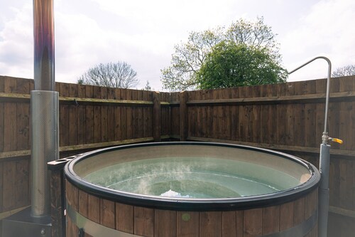 Rural Ensuite Wooden Cabin With Wood Fired Hot Tub