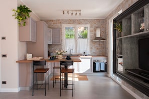 Fridge, oven, stovetop, dishwasher