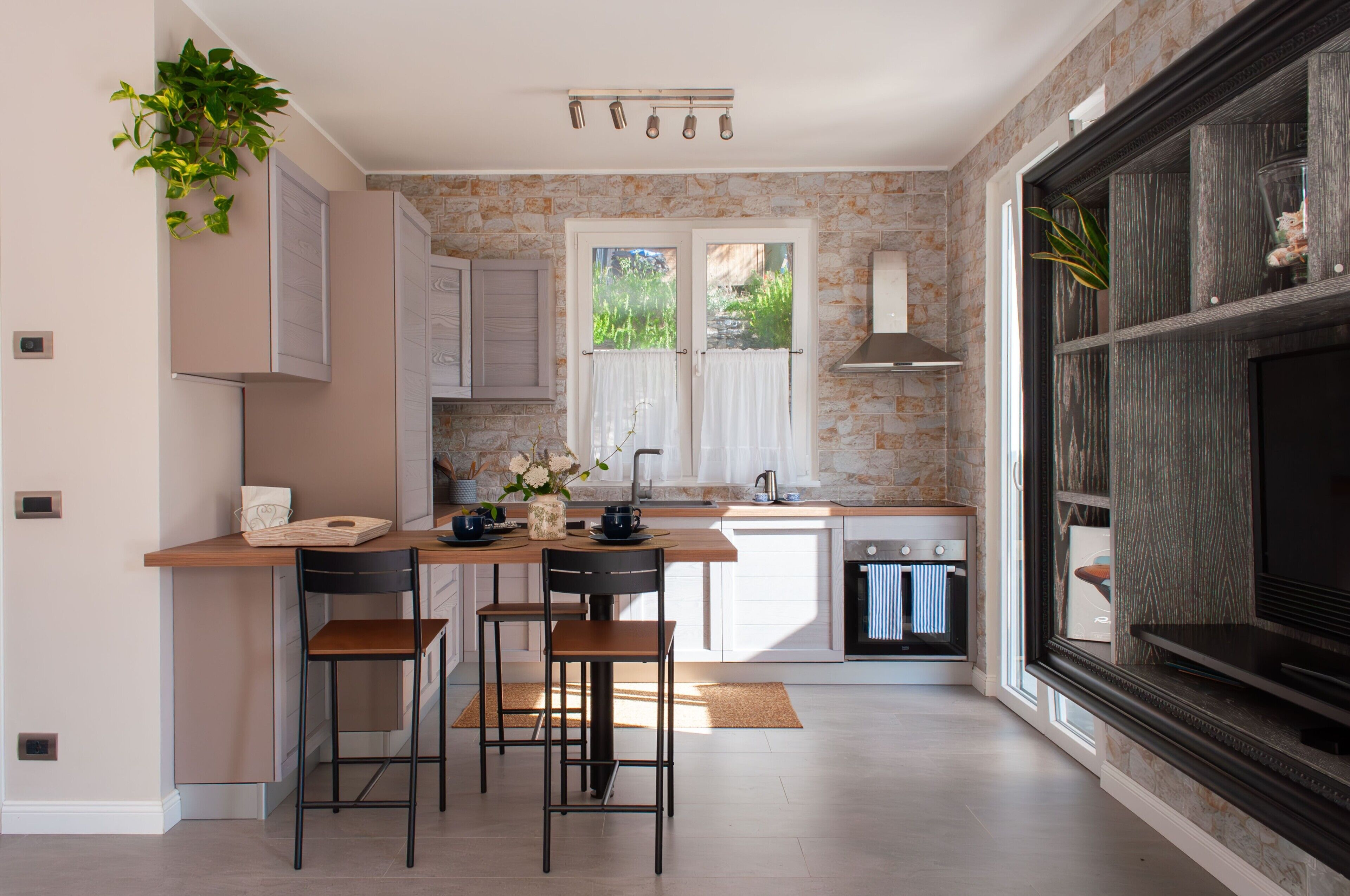 Frigorifero, forno, piano cottura, lavastoviglie