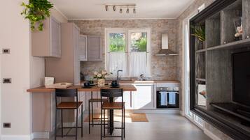 Frigorifero, forno, piano cottura, lavastoviglie