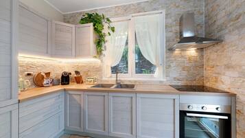 Fridge, oven, stovetop, dishwasher