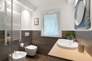 Een douche, een haardroger, handdoeken