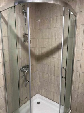 Bathtub, free toiletries, hair dryer, towels