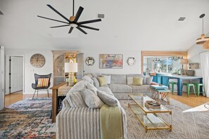 Smart-tv, een open haard, videospelletjes en een dvd-speler