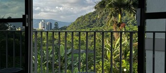 Apartment in Guarujá-Enseada, leave your car in the garage, just 5 minutes from the beach