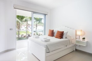 3 Schlafzimmer, Schreibtisch, Bügeleisen/Bügelbrett, Reisekinderbett