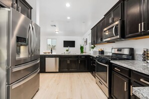 Een microgolfoven, een oven, een kookplaat, een vaatwasser