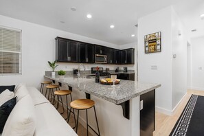 Microwave, oven, stovetop, dishwasher - Luxury 3 bedroom House/ Designer  (Fresno)