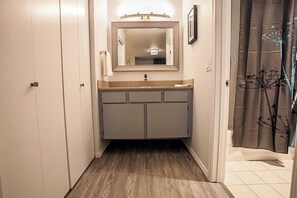 Hair dryer, towels - Chic Design - 1 Bedroom, Pull out sofa, 2 Bathrooms - Walking Distance to Downtown Hood River (Hood River)