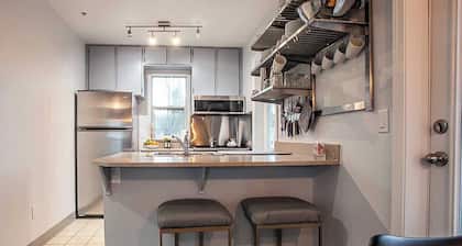 Chic Design - 1 Bedroom, Pull out sofa, 2 Bathrooms - Walking Distance to Downtown Hood River