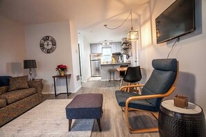 Smart TV - Chic Design - 1 Bedroom, Pull out sofa, 2 Bathrooms - Walking Distance to Downtown Hood River (Hood River)