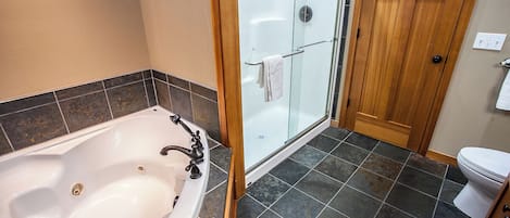 Een bubbelbad, een haardroger, handdoeken